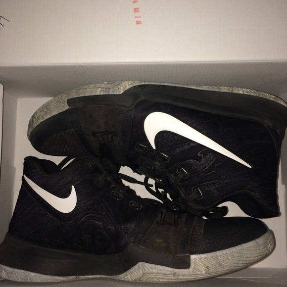 Kyrie 3,s Size 7 - Picture 2 of 5